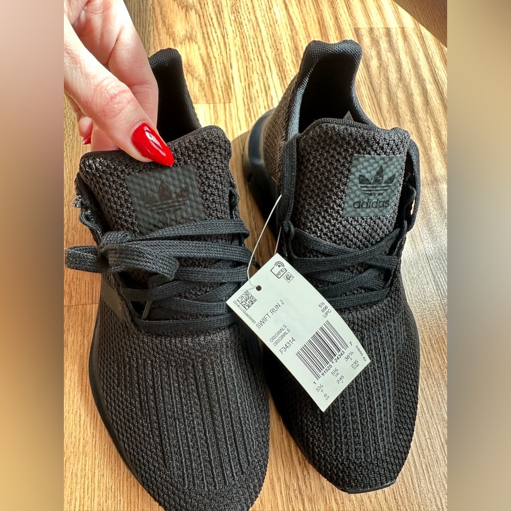 adidas Black Knit Swift Run Sneakers. Kids 6 (equivalent to womens size 7)